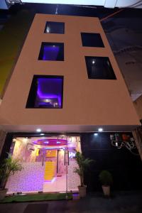 ein Gebäude mit einem lila Licht davor in der Unterkunft Admiral Inn Suites in Neu-Delhi