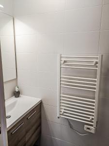 Baño blanco con lavabo y espejo en HbyB- 3BR -Face Bois de boulogne, en Suresnes