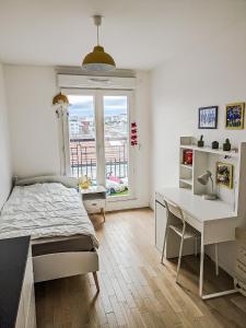 1 dormitorio con cama, escritorio y ventana en HbyB- 3BR -Face Bois de boulogne, en Suresnes