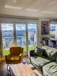 sala de estar con sofá, silla y ventanas en HbyB- 3BR -Face Bois de boulogne, en Suresnes