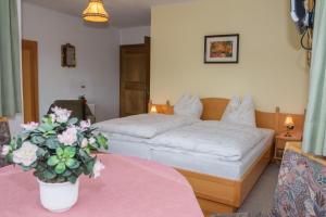 Postel nebo postele na pokoji v ubytování KREUZHOF Seefeld