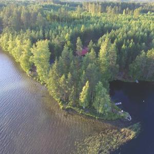 מבט מלמעלה על Kuikkoniemi- A Lake view cabin with hot tub n more