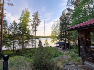 Cabaña con vistas al lago en Kuikkoniemi- A Lake view cabin with hot tub n more, en Mikkeli