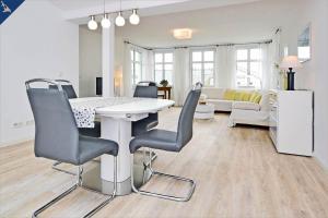 uma sala de jantar e sala de estar com mesa e cadeiras em Apartment Martha 1 em Heringsdorf