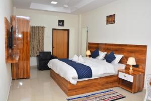 Кровать или кровати в номере Irctc Hotel