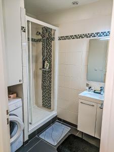 een badkamer met een douche, een toilet en een wastafel bij HbyB - 1BR - Coeur Boulogne in Boulogne-Billancourt