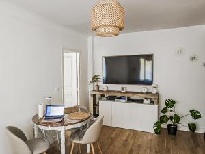 een woonkamer met een tafel en een laptop. bij HbyB - 1BR - Coeur Boulogne in Boulogne-Billancourt