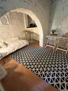 Habitación con cama sobre alfombra blanca y negra en Dependance in giardino storico - Oltrarno, en Florencia