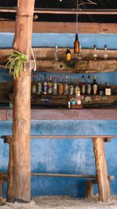 una parete blu con uno scaffale con delle bottiglie sopra di Your Zanzibar Place a Paje