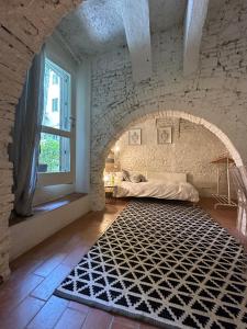 sala de estar con cama y alfombra grande en Dependance in giardino storico - Oltrarno, en Florencia