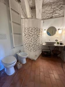 y baño con aseo y lavamanos. en Dependance in giardino storico - Oltrarno, en Florencia