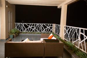 a porch with a couch on a balcony at Kalinou Niamey in Niamey