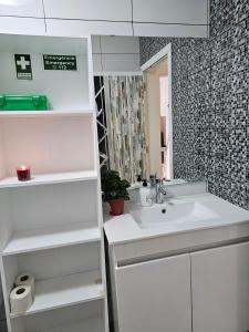 un bagno bianco con lavandino e specchio di SB Alojamento a Amora Altre 136 foto