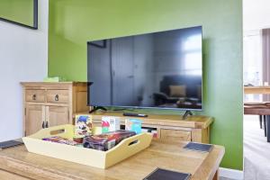 una caja sentada en una mesa frente a una TV en The Only Way is Basildon, en Basildon