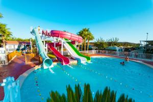 zjeżdżalnia wodna w basenie w obiekcie Kampaoh Costa Blanca w mieście Torre de la Horadada