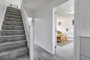 una escalera en una casa con paredes blancas en The Only Way is Basildon, close to town, Trade and corporate guests also welcome en Basildon
