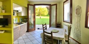 een keuken en eetkamer met een tafel en stoelen bij Elegante Wohnung in der grünen Umgebung des Parks einer venezianischen Villa in Mira