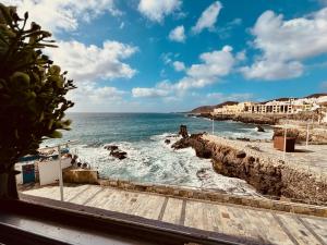 uma vista para o oceano a partir de uma varanda de uma praia em Click&Guest - El Mirador de la Puntilla em Las Palmas de Gran Canaria