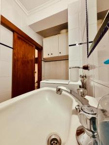 uma casa de banho com uma banheira branca e um lavatório. em Click&Guest - El Mirador de la Puntilla em Las Palmas de Gran Canaria