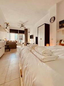 um quarto com uma cama branca e toalhas em Click&Guest - El Mirador de la Puntilla em Las Palmas de Gran Canaria
