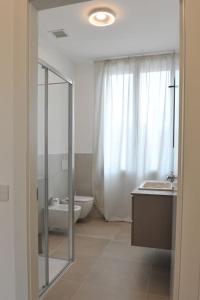 y baño con ducha, lavabo y aseo. en Appartamento Bartolomeo Colleoni, en Cavernago