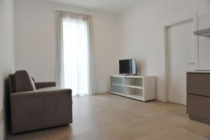 sala de estar con sofá y TV en Appartamento Bartolomeo Colleoni, en Cavernago