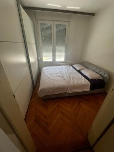 een slaapkamer met een bed en een raam bij Stan na dan in Šid