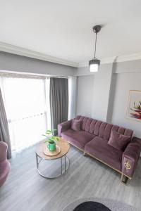 Ein Sitzbereich in der Unterkunft Liza Suit Hotel