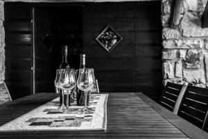 - une table avec 2 verres à vin et une bouteille de vin dans l'établissement Ferienwohnung für 3 Personen ca 27 qm in Rakalj, Istrien Bucht von Raša, à Rakalj