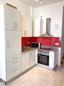 Køkken eller tekøkken på Intimate & stylish beach apartment with balcony