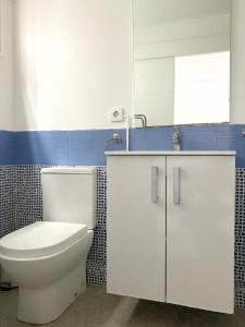 Et badeværelse på Intimate & stylish beach apartment with balcony + 2 billeder