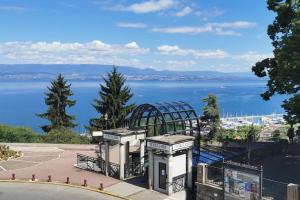 a view of the water from a park at Studio centre historique Thonon in Thonon-les-Bains
