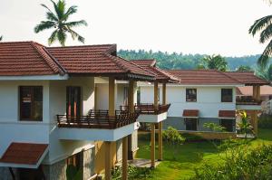 uma imagem de uma casa com em Niraamaya Wellness Retreats, Surya Samudra, Kovalam em Kovalam