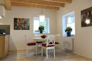 een keuken en eetkamer met een tafel en stoelen bij Kleines Ferienhaus in Umkirch - b57430 in Umkirch