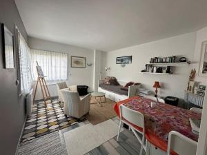 サントーバン・シュル・メールにあるEsperanza Maison & Jardin Merのソファとテーブルのあるリビングルーム