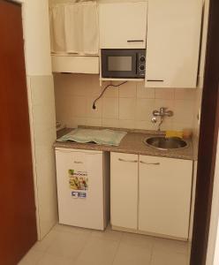 eine kleine Küche mit einer Spüle und einer Mikrowelle in der Unterkunft Studio für 2 Personen ca 28 m in Medulin, Istrien Südküste von Istrien in Medulin