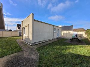 サントーバン・シュル・メールにあるEsperanza Maison & Jardin Merの庭の家