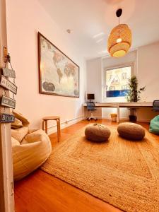 sala de estar con 2 cojines circulares en el suelo de madera en Mediterranean Hostel Barcelona, en Barcelona