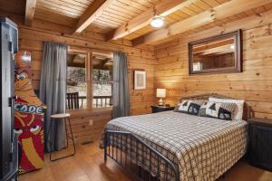 a bedroom with a bed in a log cabin at Updated family friendly Cabin, hot tub, near Gatlinburg, Pigeon Forge, Dollywood in Sevierville