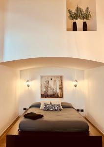 a bedroom with a bed with a picture on the wall at Casa dell' Artista - Tamerò Estates in Montopoli in Sabina