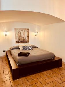 una camera con un grande letto di Casa dell Artista Tameró HolyDay Apartments a Montopoli in Sabina