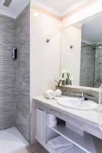 a bathroom with a sink and a mirror at Michelangelo Resort Apartments in San Miguel de Abona