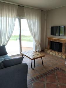Posezení v ubytování Villa in Skafidia overlooking the Ionian Sea + 37 fotografií