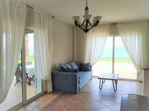 Posezení v ubytování Villa in Skafidia overlooking the Ionian Sea
