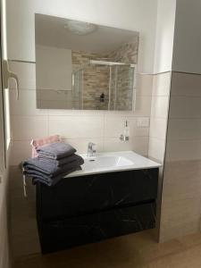 een badkamer met een wastafel en een spiegel bij Guest House Ida in Cetara