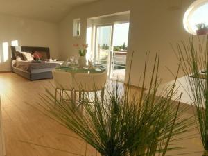 sala de estar con mesa, sillas y sofá en wundeschönes Ferienhaus mit eigenem Pool und Meerblick, en Bilice