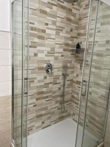 eine Dusche mit Glastür im Bad in der Unterkunft Guest House Ida in Cetara