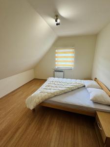 Ένα ή περισσότερα κρεβάτια σε δωμάτιο στο Tribistovo Holiday House