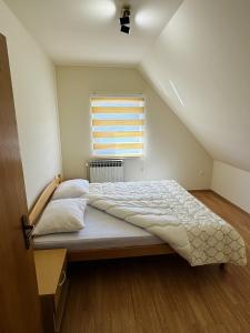ポスシエにあるTribistovo Holiday Houseの窓付きの部屋にベッド付きのベッドルーム1室があります。