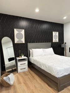 een slaapkamer met een groot bed en een spiegel bij Robyn’s Nest in Scarborough